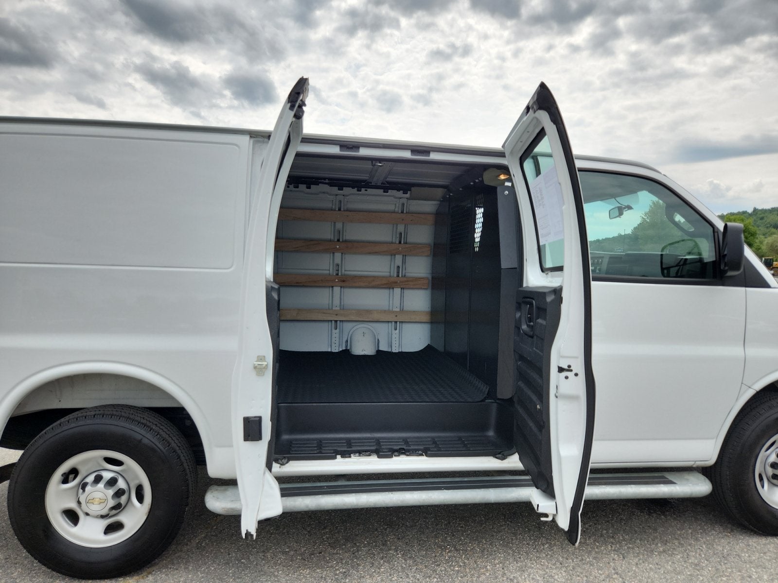2025 Chevrolet Express Cargo WT