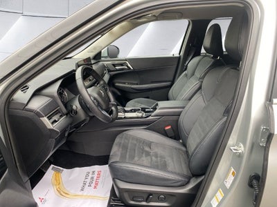 2025 Mitsubishi Outlander SE 7 Passenger