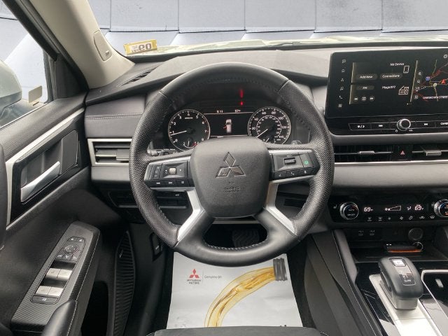 2025 Mitsubishi Outlander SE 7 Passenger